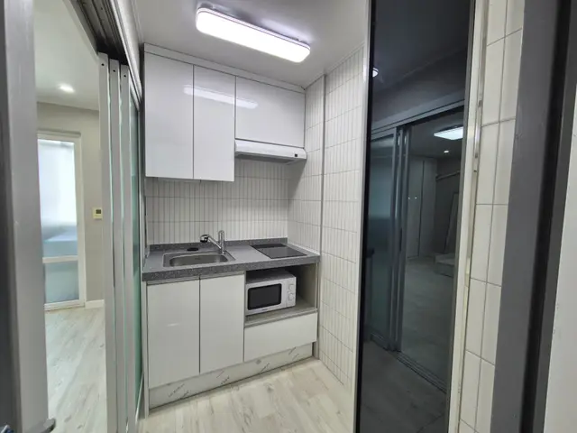 경산 원룸 주방 – 하이그로시 싱크대와 세로형 벽타일